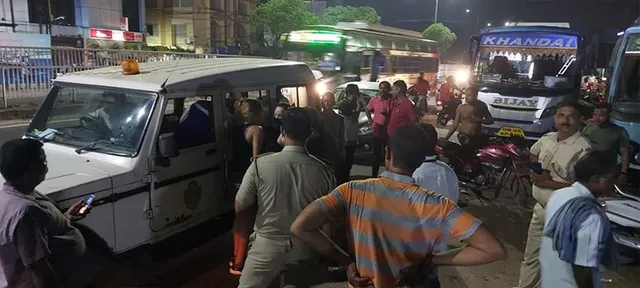 ରାସ୍ତାରେ ମଦ୍ୟପ ଯୁବତୀଙ୍କ ଉତ୍ପାତ, ଘଣ୍ଟାଏ କାଳ ଯାନବାହନ ଚଳାଚଳ ପ୍ରଭାବିତ