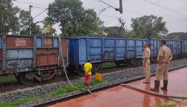 କୋଇଲା ବୋଝେଇ ଟ୍ରେନ୍‌ରେ ନିଆଁ 