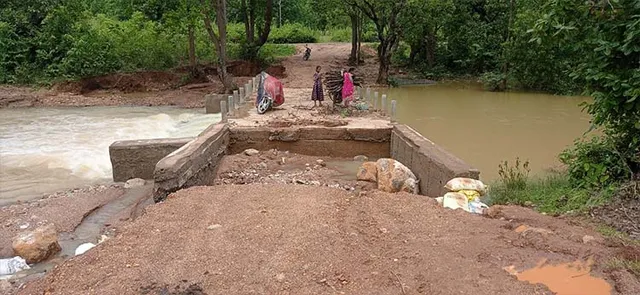 ଲଗାଣ ବର୍ଷା: ବାଲିଯୋରୀ ନାଳରେ ନିର୍ମିତ ‌ପୋଲର ଧୋଇନେଲା ମାଟି  