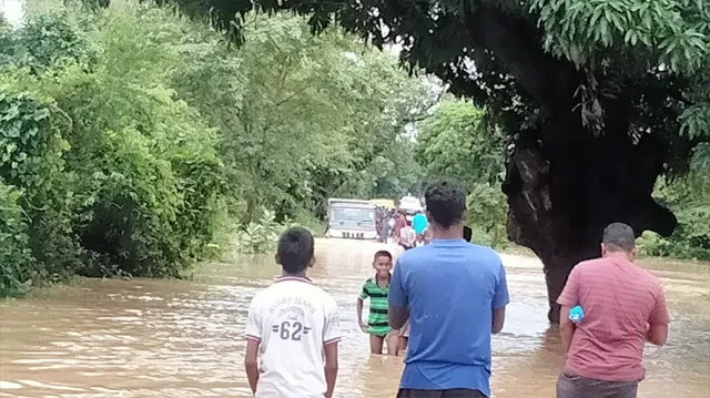 ଘୋଡ଼ାଡ଼ିଆ ନାଳ ପୋଲ ଉପରେ ୨ ଫୁଟ୍ ପାଣି ପ୍ରବାହିତ