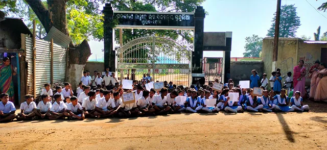 ଶିକ୍ଷକ ବଦଳି ପ୍ରତିବାଦ: ସ୍କୁଲରେ ତାଲା ପକାଇ ଧାରଣାରେ ବସିଲେ ଛାତ୍ରଛାତ୍ରୀ