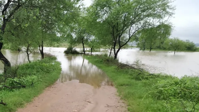 ମୁଣ୍ଡଘାଟ- ସୋନପୁର ଯୋଗାଯୋଗ ବିଛିନ୍ନ; ବନ୍ୟା ଆଶଙ୍କାରେ ଲମତୁଲ ଗାଁର ୨୫ ପରିବାର