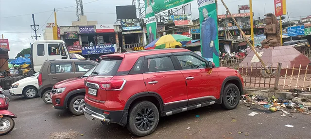 ବୁଦ୍ଧମୂର୍ତ୍ତି ଚତୁଃପାର୍ଶ୍ବରେ ବେଆଇନ ପାର୍କିଂ