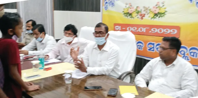 ସଦର ବ୍ଲକ୍‌ରେ ଜନଶୁଣାଣି, ଅଧିକାରୀଙ୍କ ଅନୁପସ୍ଥିତିକୁ ନେଇ ବର୍ଷିଲେ ଜିଲ୍ଲାପାଳ