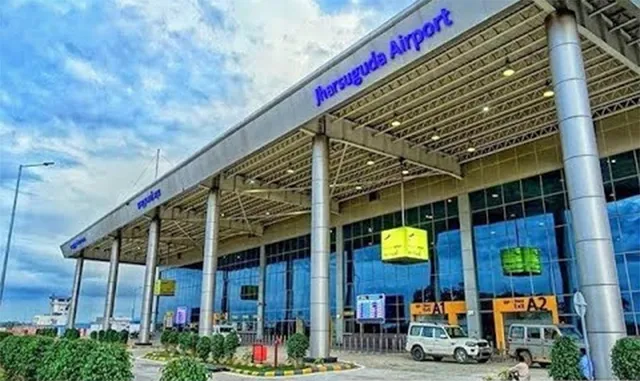 ଝାରସୁଗୁଡ଼ା ବିମାନ ବନ୍ଦରରୁ ମୁହଁ ମୋଡ଼ୁଛନ୍ତି ଯାତ୍ରୀ 