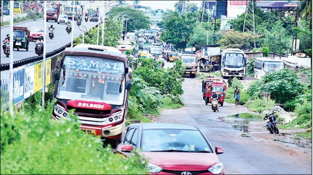 ଫ୍ଲାଏଓଭର୍‌କୁ ଗଛ ବିପଦ, ନଜର ଦେଉନି ଏନ୍‌ଏଚ୍ଏଆଇ