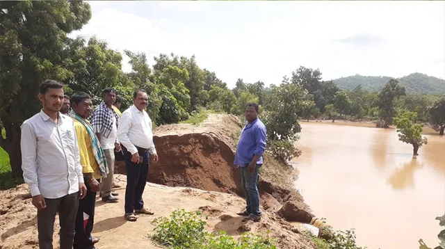 ପୋଖରୀ ଆଡ଼ି ଦୁର୍ବୃତ୍ତ କାଟିଦେଲେ! ଗ୍ରାମବାସୀ ବିଡିଓ, ତହସିଲଦାର ଓ ଥାନାର ଦ୍ବାରସ୍ଥ