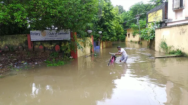 ସମ୍ବଲପୁର ଜଳାର୍ଣ୍ଣବ, ରାସ୍ତା ପାଲଟିଲା ନଦୀ, ଜନଜୀବନ ଅସ୍ତବ୍ୟସ୍ତ 