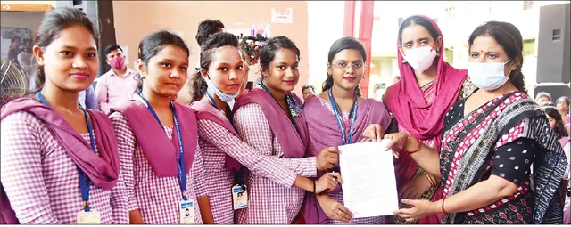 କମଳା ନେହରୁ ମହାବିଦ୍ୟାଳୟରେ ଅବ୍ୟବସ୍ଥା, ମେୟରଙ୍କୁ ଦାବିପତ୍ର ଦେଲେ ଛାତ୍ରୀ