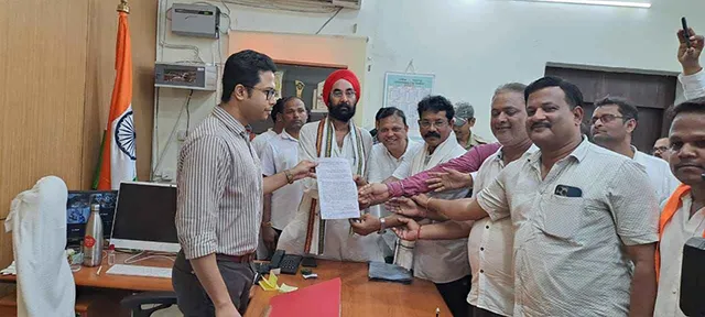 କୃଷି ବୀମା ଟଙ୍କା ପାଇଁ ଚାଷୀ ଘେରିଲେ ଜିଲ୍ଲାପାଳ କାର୍ଯ୍ୟାଳୟ