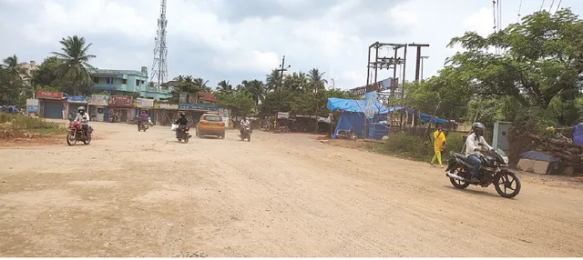 ରେଲୱେ ମାର୍କେଟ୍‌ ଛକ ମରଣଯନ୍ତା: ଖରାରେ ଉଡ଼ୁଛି ଧୂଳି, ବର୍ଷାରେ ପଚପଚ