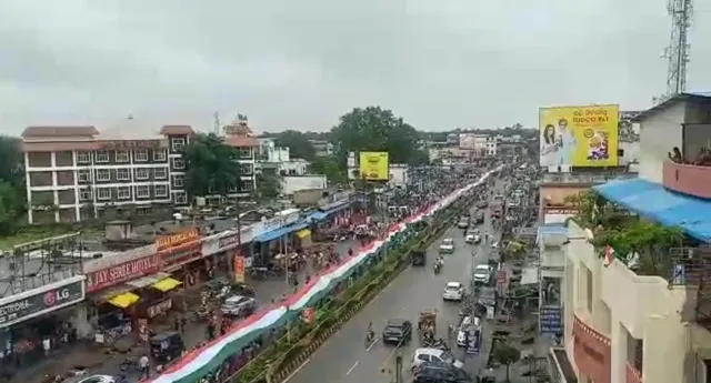 ତ୍ରିରଂଗା ଯାତ୍ରା: ଶୋଭାଯାତ୍ରାରେ ସାମିଲ ହେଲା ଏକ କିଲୋମିଟର ଦୀର୍ଘ ଜାତୀୟ ପତାକା