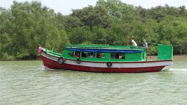 ମହାନଦୀରେ ଭାସିଗଲା ଡଙ୍ଗା, ୫୦ ଯାତ୍ରୀଙ୍କୁ ଉଦ୍ଧାର କଲା ମେରାଇନ ପୁଲିସ