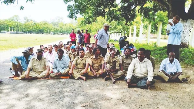 ୮ ମାସ ହେଲା ମିଳିନି ଦରମା, ଧାରଣାରେ ବସିଲେ ଗ୍ରାମରକ୍ଷୀ