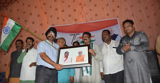 ସମ୍ବଲପୁରରେ ତ୍ରିରଙ୍ଗା ବାଣ୍ଟିଲେ ଧର୍ମେନ୍ଦ୍ର