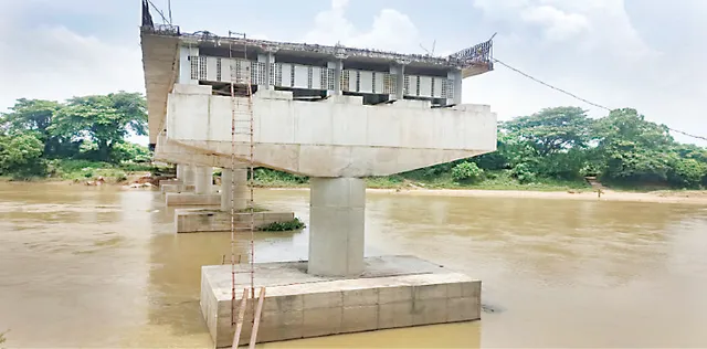 ସରୁନି ଦୟା ରିଂ ରୋଡ୍‌ ସେତୁ, ୪୦ଫୁଟ୍‌ ଲୁହା ଶିଡ଼ି‌ରେ ବାଜି ଲାଗୁଛି ଜୀବନ