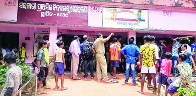 ଛାତ୍ର ମୃତ୍ୟୁକୁ ନେଇ ଉତ୍ତେଜନା, ବିଦ୍ୟାଳୟ ଫାଟକ ସମ୍ମୁଖରେ ଶବ ରଖି ଧାରଣା