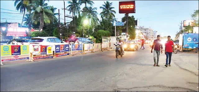 ଏସ୍‌ପ୍ଲାନେଡ୍‌ ଛକରେ ଟ୍ରାଫିକ୍‌ ସମସ୍ୟା ଦୂର ପାଇଁ ତନାଘନା, କଟ୍‌‌ରେ ବ୍ୟାରିକେଡ୍‌, ଜଗିଲେ ଟ୍ରାଫିକ୍‌ ପୁଲିସ