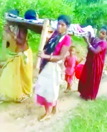 ପ୍ରସୂତିଙ୍କୁ ଖଟିଆରେ ବୋହିଲେ, ଡାକ୍ତରଖାନା ପହଞ୍ଚିବା ପୂର୍ବରୁ ରାସ୍ତାରେ ସନ୍ତାନ ପ୍ରସବ