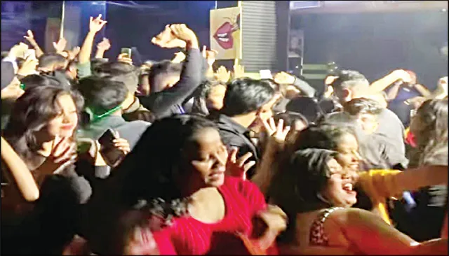 ବାହା‌ରେ ତାଲା, ଭିତରେ ମେଲା, ନିୟମ ମାନୁନା‌ହାନ୍ତି ବାର୍‌ ମାଲିକ