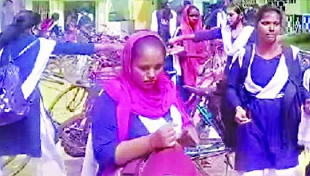 ଶ୍ରେଣୀ କକ୍ଷରେ କାନ୍ଦିଲେ, ଚିତ୍କାର କଲେ ୧୫ରୁ ଅଧିକ ଛାତ୍ରୀ