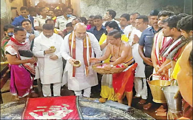 ଶ୍ରୀଲିଙ୍ଗରାଜ ମନ୍ଦିରରେ ଅମିତ ଶାହ: ଜଳଲାଗି କଲେ, ଅଭିଯୋଗ ଶୁଣିଲେ