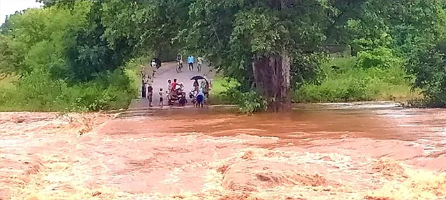 ଡମଶାଳ ସେତୁ ଉପରେ ବନ୍ୟା ଜଳ