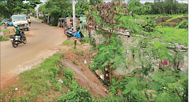 ପଳାସୁଣି ବ୍ରିଜ୍‌ ନିର୍ମାଣ ବିଳମ୍ବ ପ୍ରସଙ୍ଗ: ନୂଆ ବ୍ରିଜ୍‌ ପାଇଁ ବସ୍ତି ବାଧକ