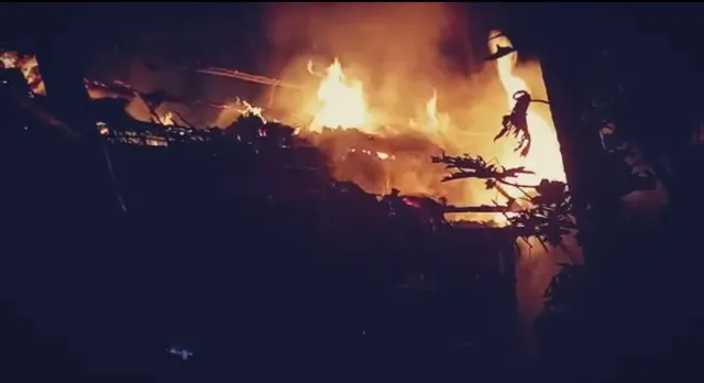 ବେରୁଆବାଡ଼ିରେ ନିଆଁ ଲାଗି ୪ ପରିବାରର ୧୦ ବଖରା ଭସ୍ମୀଭୂତ