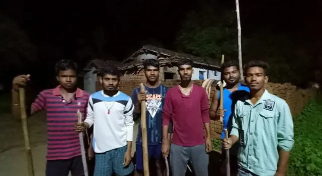 ଡକାୟତଙ୍କ ଭୟ: ଗାଁରେ ପହରା ଦେଉଛନ୍ତି ଯୁବଗୋଷ୍ଠୀ