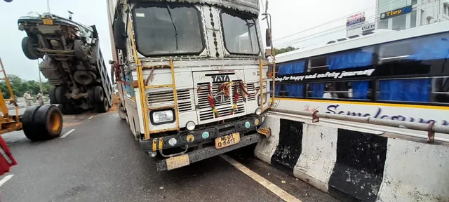 ବାଣୀବିହାର ଓଭରବ୍ରିଜ ଉପରେ ଦୁର୍ଘଟଣା: ମୃତ୍ୟୁମୁଖରୁ ଅଳ୍ପକେ ବର୍ତ୍ତିଲେ ହାଇୱା ଚାଳକ