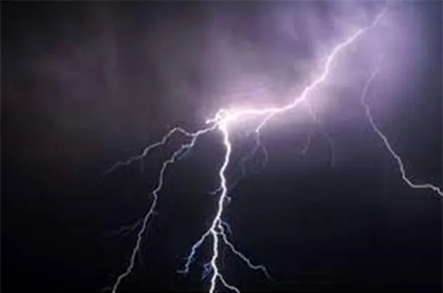 ବଜ୍ରାଘାତରେ ଜୀବନ ଗଲା, ଶ୍ବଶୁରଙ୍କ ଆଗରେ ଟଳି ପଡ଼ିଲେ ଜ୍ବାଇଁ