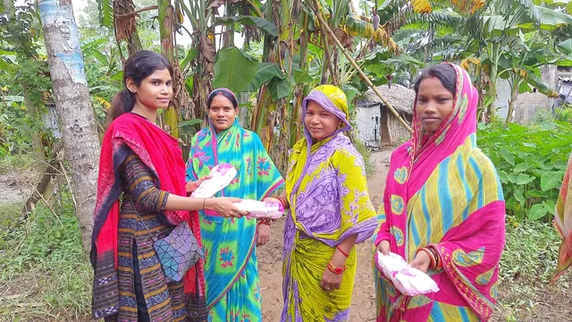 ବିପନ୍ନ ବେଳେ ମଧ୍ୟ ସୁରକ୍ଷା ଚିନ୍ତା; ବନ୍ୟା ଅଞ୍ଚଳରେ ସାନିଟାରି ପ୍ୟାଡ ବଣ୍ଟନ କଲେ ସମାଜସେବୀ