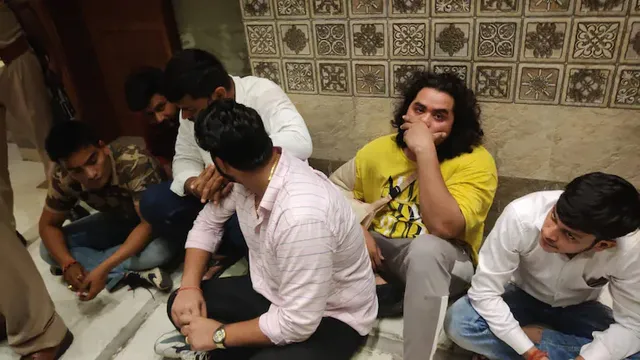 ‘ବିଜେପି ନେତା’ଙ୍କ ଆକ୍ରମଣର ଶିକାର ହୋଇଥିବା ମହିଳାଙ୍କୁ ଆପାର୍ଟମେଣ୍ଟ୍‌ରେ ଖୋଜିଲେ ୬ ଦୁର୍ବୃତ୍ତ; ସାଂସଦ କହିଲେ, ମୁଁ ଲଜ୍ଜିତ