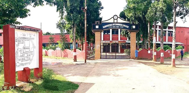 ବର୍ଧିତ ନାମଲେଖା ଫି’ ବିବାଦ, ଦୁଇ ସ୍ବୟ˚ଶାସିତ କଲେଜରେ ଭିନ୍ନ ନିୟମ, ସାଲେପୁରରେ ୬ହଜାର; କେନ୍ଦ୍ରାପଡ଼ାରେ ୧୦ହଜାର କାହିଁକି?