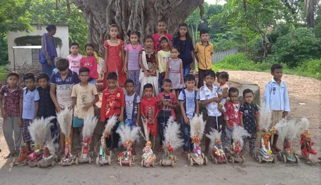 ସୁବର୍ଣ୍ଣପୁର: ସପ୍ତପୁରୀ ଅମାବାସ୍ୟା ଅବସରରେ କାଠରେ ତିଆରି ହାତୀ-ଘୋଡ଼ା ସହ ଶିଶୁମାନେ।