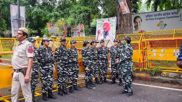 ଦଳର ମୁଖ୍ୟାଳୟ ଓ ଗାନ୍ଧୀ ପରିବାର ବାସଭବନ ବାହାରେ ପୁଲିସ ମୁତୟନ କରାଯିବାରୁ କଂଗ୍ରେସର ତୀବ୍ର ପ୍ରତିବାଦ