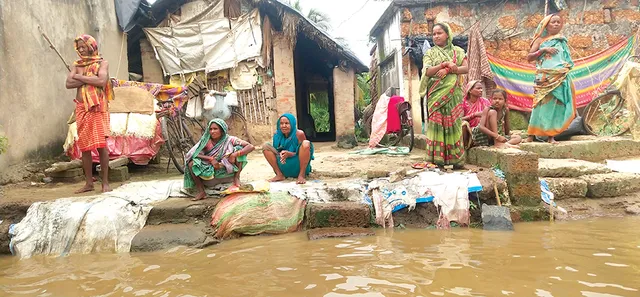 ନଦୀ ଜଳସ୍ତର କମୁଛି: ଗାଁ ଛାଡ଼ୁନି ବନ୍ୟା