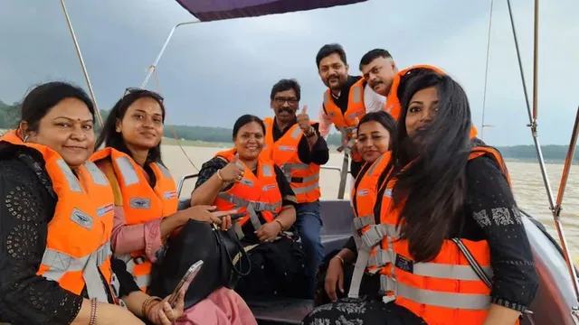 ଝାଡ଼ଖଣ୍ଡରେ ରାଜନୈତିକ ଝଡ଼ ବେଳେ ବିଧାୟକମାନଙ୍କ ସହ ନୌବିହାର କଲେ ମୁଖ୍ୟମନ୍ତ୍ରୀ ହେମନ୍ତ ସୋରେନ୍‌