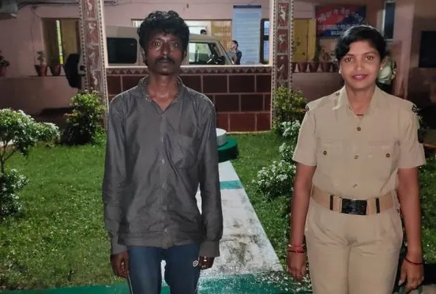 ନକ୍ସଲ ପରିଚୟ ଦେଇ ଲୋକଙ୍କୁ ଭୟଭୀତ କରୁଥିଲା ଯୁବକ, ଗିରଫ କଲା ପୁଲିସ