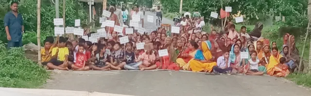 ସ୍କୁଲ ମିଶ୍ରଣକୁ ବି‌ରୋଧ, ତାତିଲେ ଗ୍ରାମବାସୀ, ରାସ୍ତାରେ ବସିଲେ