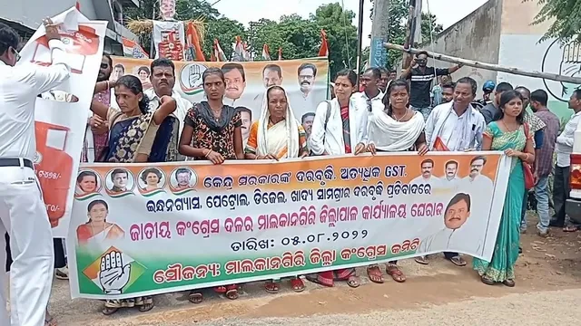 ରନ୍ଧନ ଗ୍ୟାସ ଏବଂ ଘରୋଇ ସାମଗ୍ରୀ ଦରଦାମ ବୃଦ୍ଧିକୁ ନେଇ କଂଗ୍ରେସର ବିକ୍ଷୋଭ