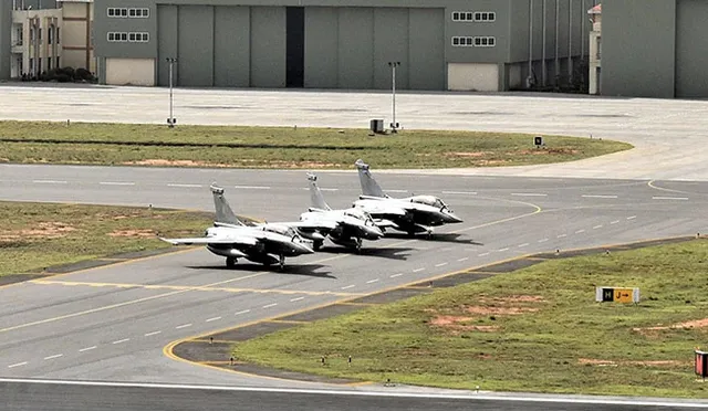 ଭାରତରେ ଅବତରଣ କଲେ ସାମରିକ ଅଭିଯାନରେ ପ୍ରଶାନ୍ତ ମହାସାଗର ଆଡ଼େ ଯାଉଥିବା ଫ୍ରାନ୍‌ସ୍‌ର ୩ଟି ରାଫେଲ୍‌ ଲଢୁଆ ବିମାନ