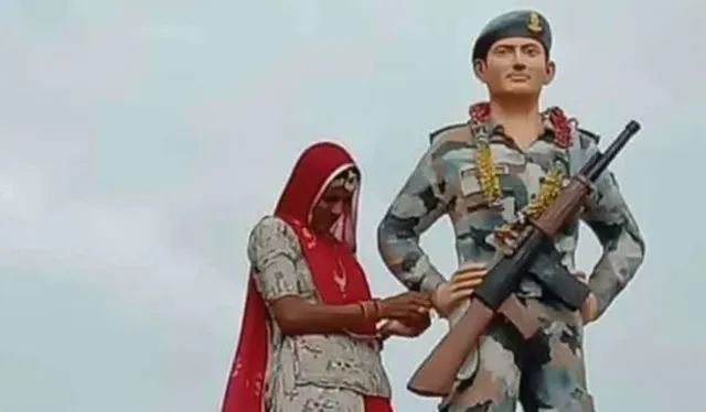 ସହିଦ ଭାଇଙ୍କ ପ୍ରତିମୂର୍ତ୍ତି ହାତରେ ରାଖୀ ବାନ୍ଧିଲେ ରାଜସ୍ଥାନୀ ମହିଳା; ଛଳ ଛଳ ହୋଇଗଲା ଇଣ୍ଟର୍‌ନେଟ୍‌ ବ୍ୟବହାରକାରୀଙ୍କ ଆଖି