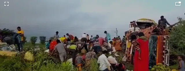 ମରିଗଲା ମାନବିକତା: ଦୁର୍ଘଟଣାଗ୍ରସ୍ତ ଟ୍ରକରୁ କଦଳୀ ବୋହିନେଲେ, ଚାଳକଙ୍କୁ ଉଦ୍ଧାର କରିବା ଭୁଲିଗଲେ