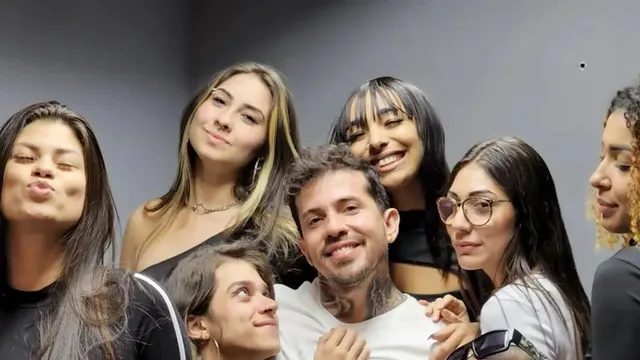 ୮ ପତ୍ନୀଙ୍କୁ ନେଇ ‘ମ୍ୟାନ୍‌ସନ୍‌ ଅଫ୍‌ ଫ୍ରି ଲଭ୍‌’ ଘରେ ରହୁଛନ୍ତି ବ୍ୟକ୍ତି, ଏତେ ପତ୍ନୀଙ୍କ ପାଇଁ ହେଉଛି ଏହି ସମସ୍ୟା