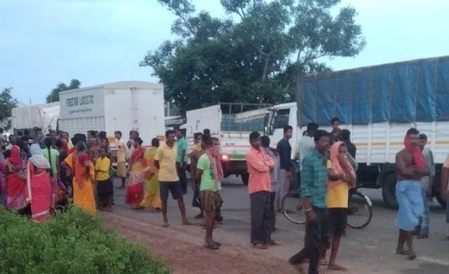 ବାସୁଦେବ ହତ୍ୟା ମାମଲା: ପରିବାରକୁ ମୃତଦେହ ହସ୍ତାନ୍ତର, କ୍ଷତିପୂରଣ ଦାବିରେ ଗ୍ରାମବାସୀଙ୍କ ରାସ୍ତାରୋକ