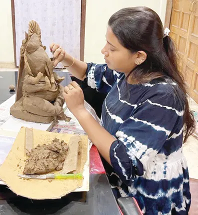 ଇଂଜିନିୟର ଅମ୍ରିତା, ହାତରେ ତିଆରି କରୁଛନ୍ତି ଗଣେଶ ମୂର୍ତ୍ତି