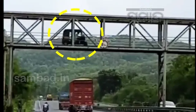 ଡ୍ରାଇଭରଙ୍କ ଅଜବ ବୁଦ୍ଧି: ଅଧିକ ନ ବୁଲିବା ପାଇଁ ଫୁଟ ଓଭରବ୍ରିଜରେ ନେଲେ ଅଟୋରିକ୍ସା