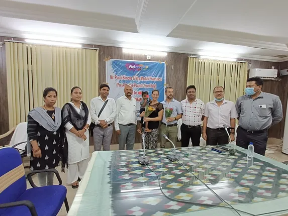 କନ୍ୟାରତ୍ନକୁ କୋଳେଇ ନେଲେ ଇଟାଲି ଦମ୍ପତି